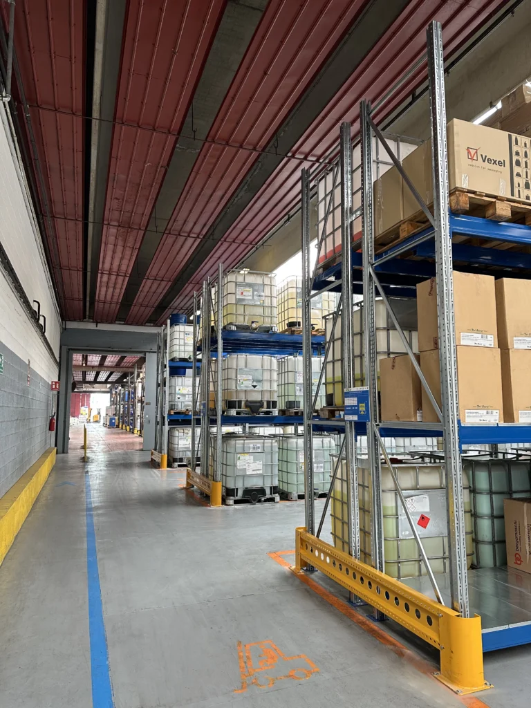 Mechim rinnova le scaffalature del magazzino per un sicuro immagazzinamento dei prodotti chimici 3